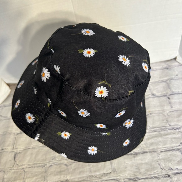 Alice + Olivia Accessories - ALICE + OLIVIA BY STACEY BENDET  REVERSIBLE DAISY WOMEN’S BUCKET